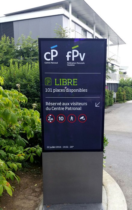 Écran vertical affichant l'état libre/complet/fermé du parking
