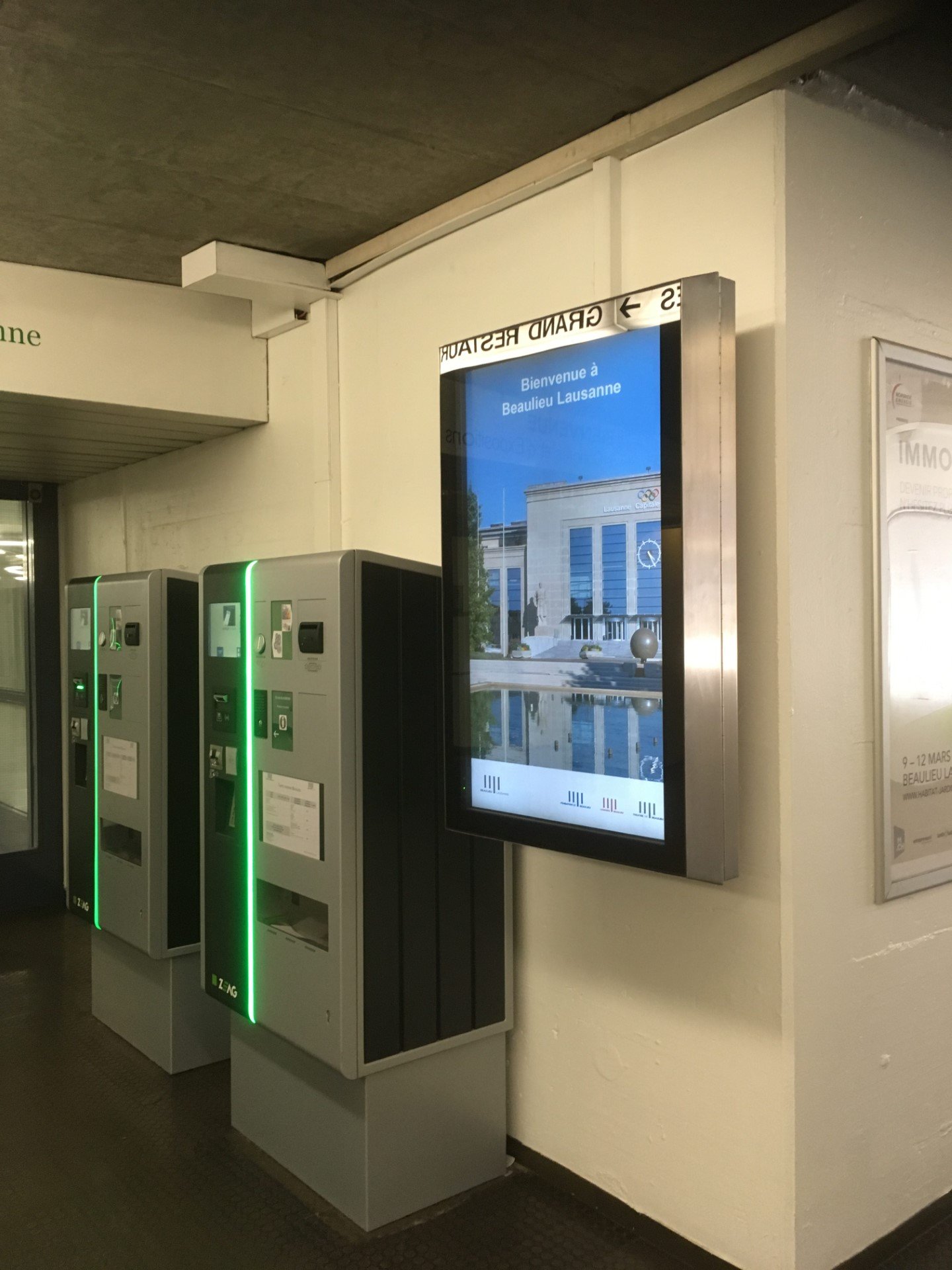 Photo de l'écran vertical à côté des distributeurs