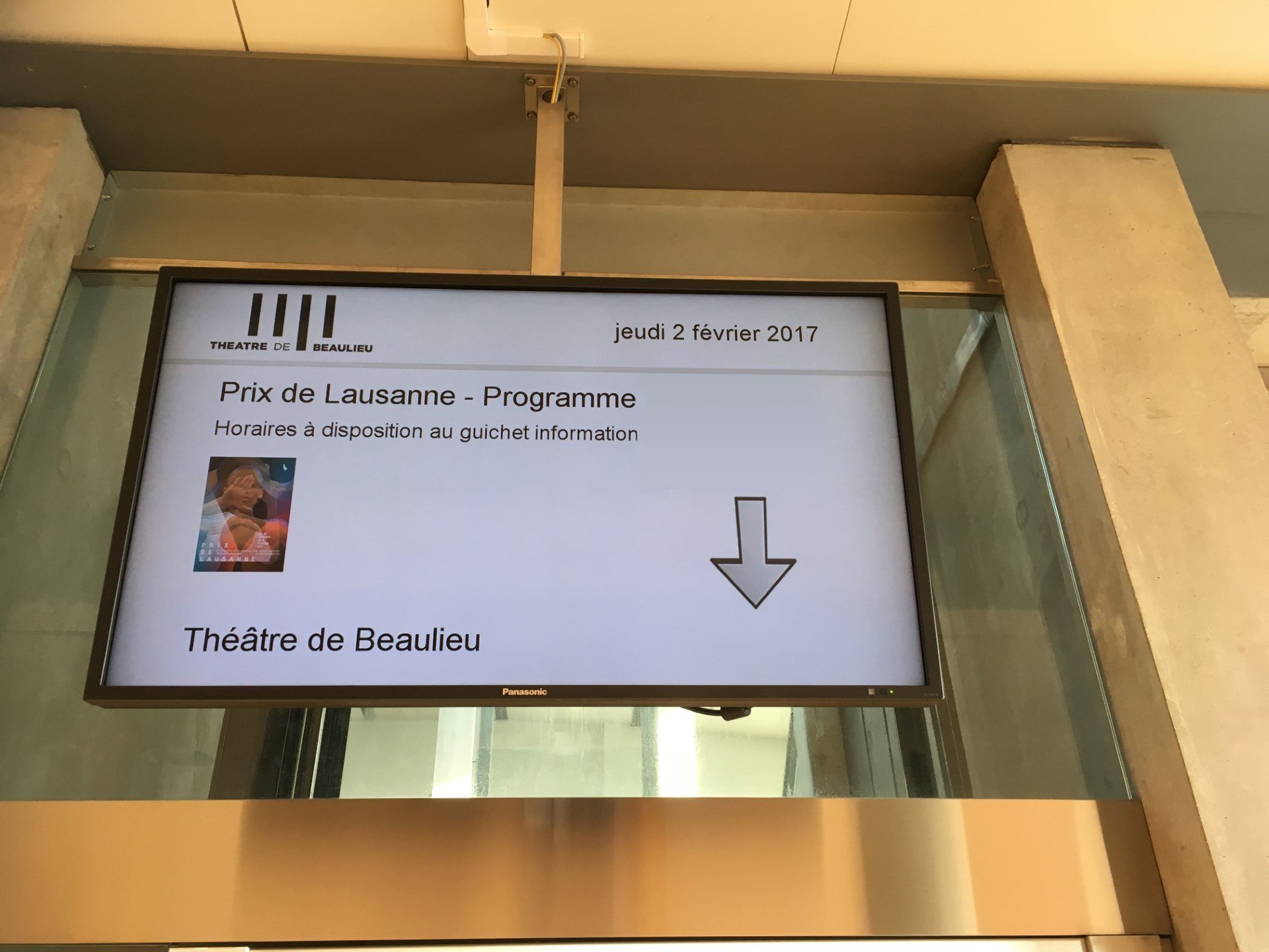 Photo d'un écran au dessus d'une entrée